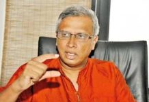 யாழ்ப்பாணம் நல்லூர் பகுதியில், சுமந்திரனுக்கு எதிராக வைக்கப்பட்டிருந்த உருவ பொம்மையை பொலிஸார் அகற்றியுள்ளனர்.