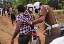 வீட்டு உரிமையாளருக்கு தூள் வீசிவிட்டு வாள்களால் தாக்க முயன்ற ரௌடிகள்
