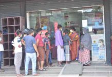 சீனி மற்றும் பால்மா கொள்வனவிற்கு முண்டியடிக்கும் மக்கள்