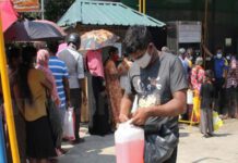 அநேகமான எரிபொருள் நிலையங்களில் மண்ணெண்ணெய் கொள்வனவு வரிசையில் மக்கள்.